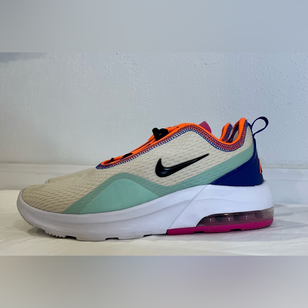 Nike Air Max Motion 2 W CD5440-200 multicolored, Women’s size 6.5, gently used